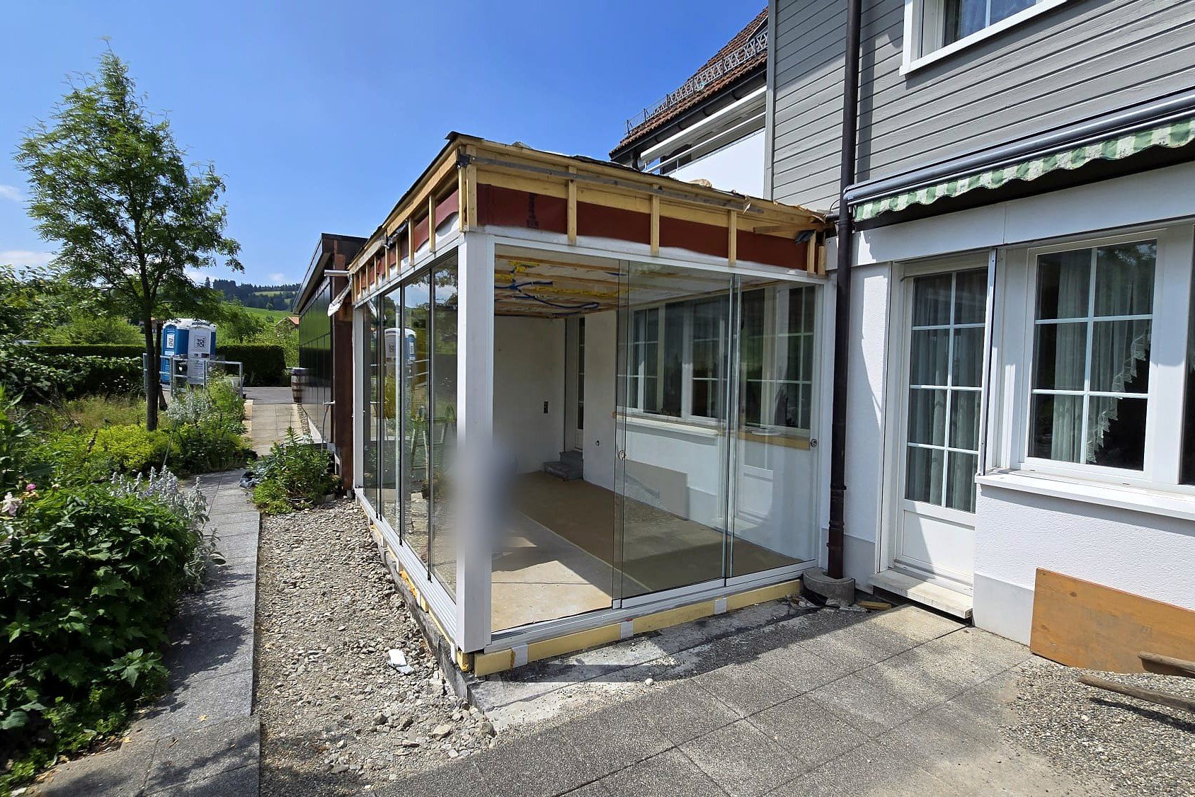 Neuer Wintergarten im Rohbau am bestehenden Wohnhaus, Dach noch offen