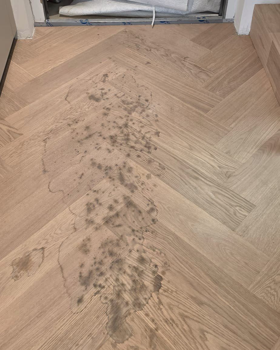 Fleckenspur im Parkett vor einer abgedeckten Tür