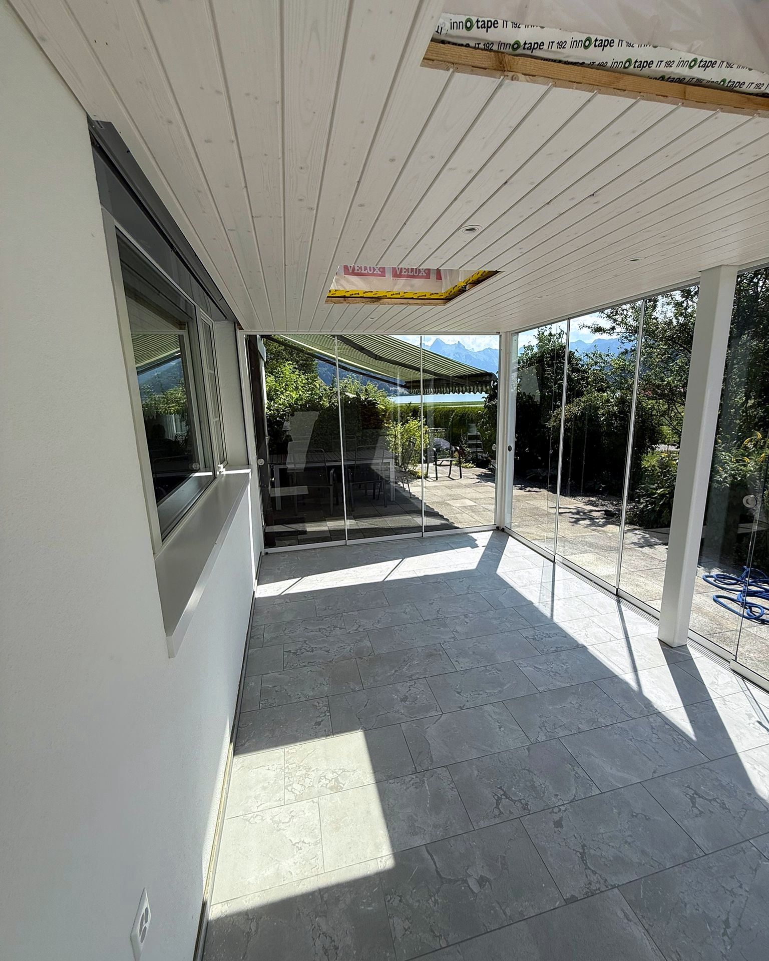 Blick entlang der Glasfront, Dachfenster noch abgeklebt