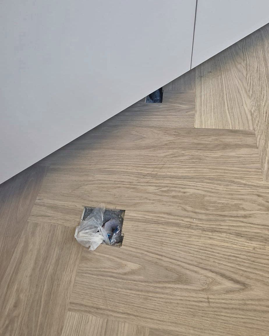 Offene Bodendose mit Folie im Parkett