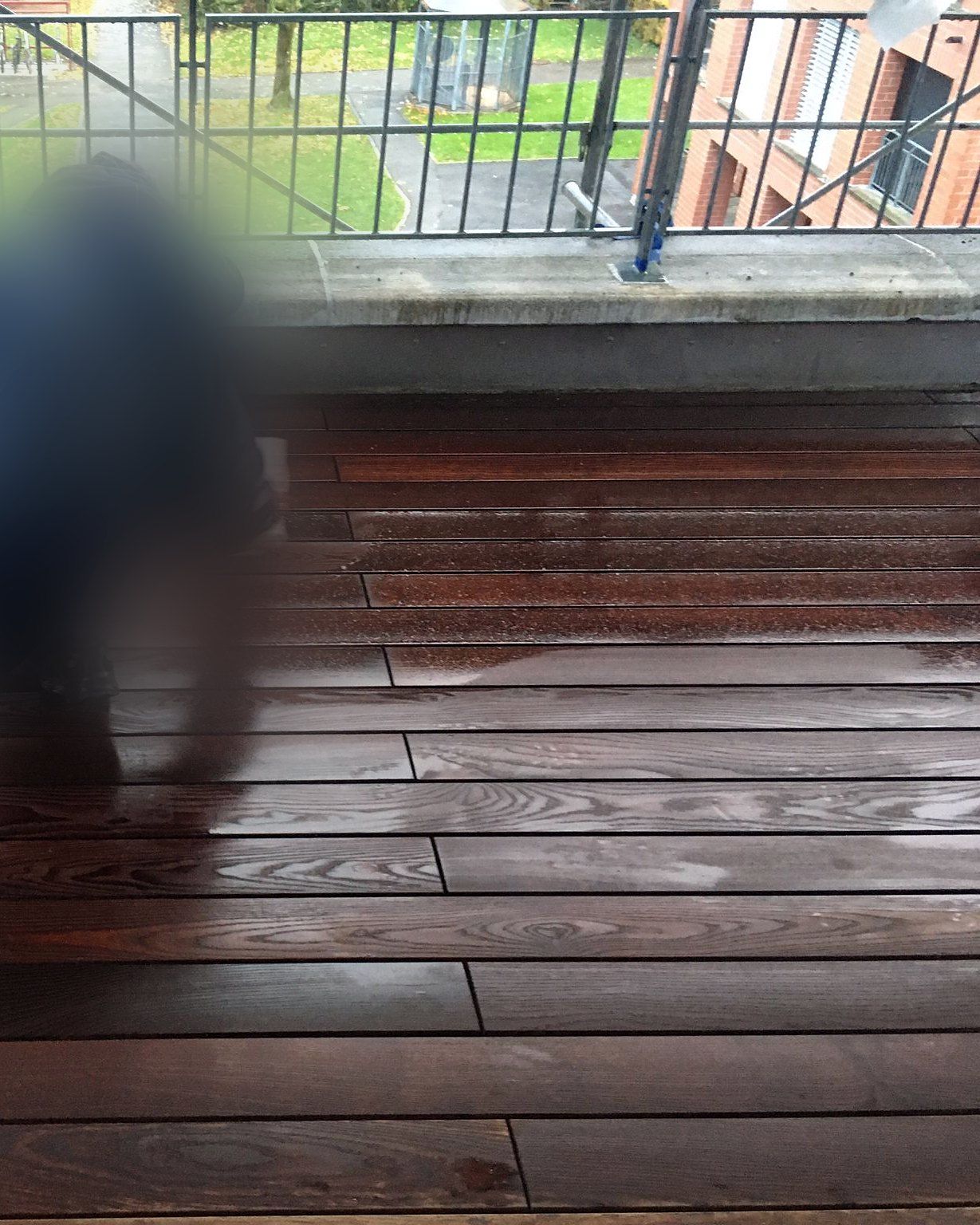 Neuer Holzboden auf der Terrasse, Person unkenntlich gemacht