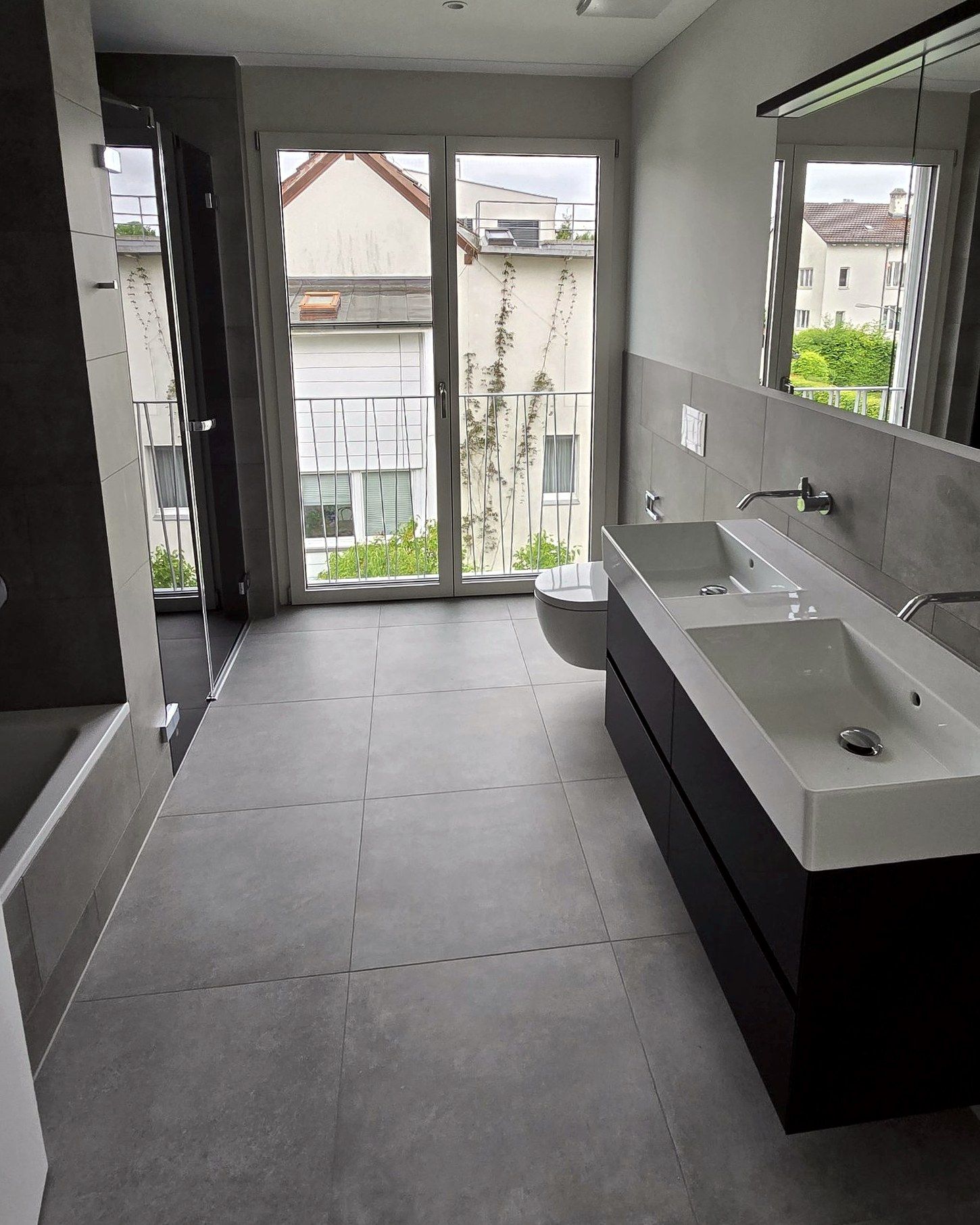 Bad mit Doppelwaschtisch, Dusche und Fenstertür zum Balkon