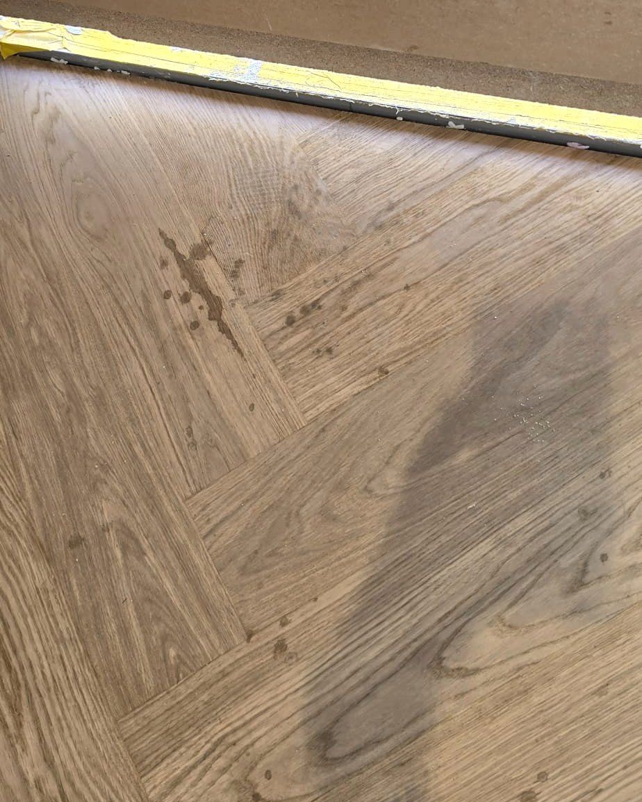 Flecken im Parkett vor der Schutzabdeckung