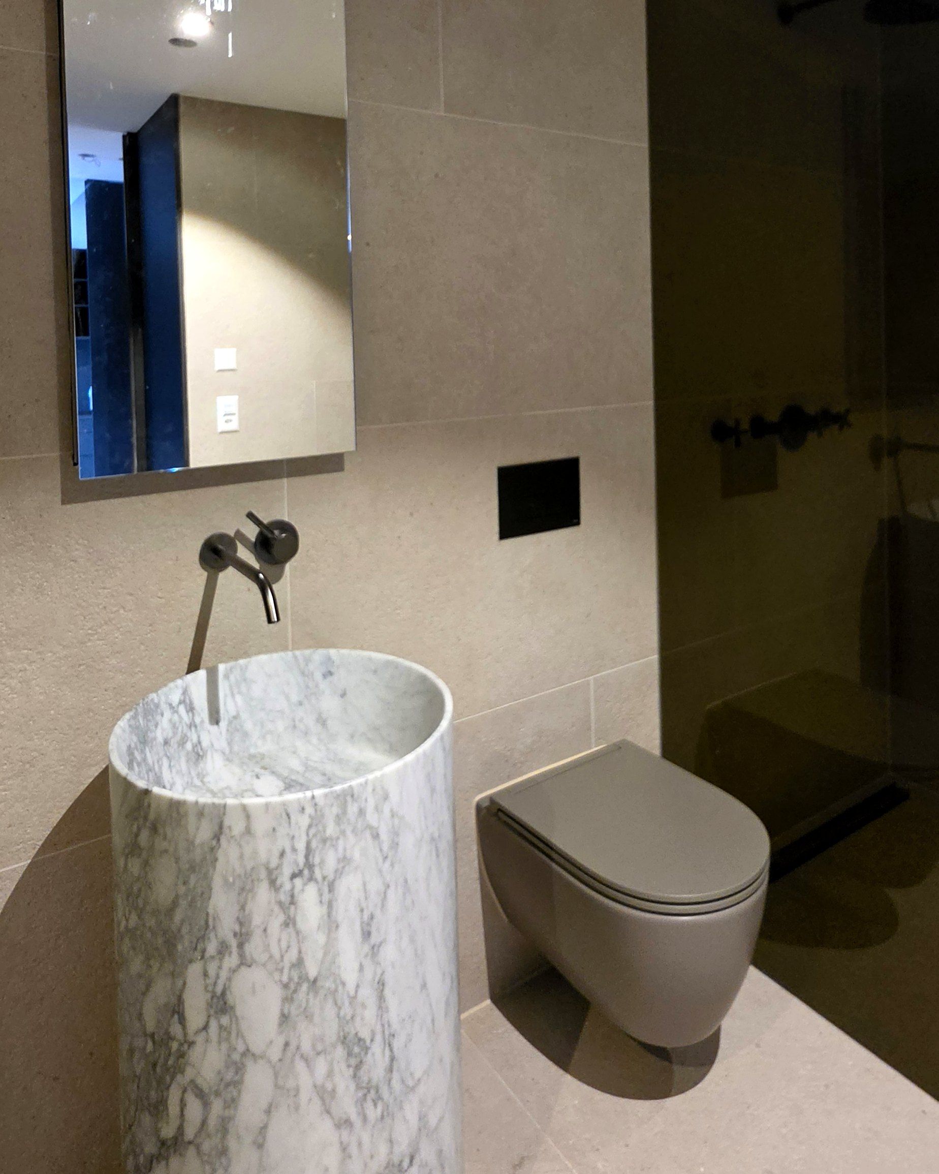Gäste-WC mit Standlavabo aus Marmor