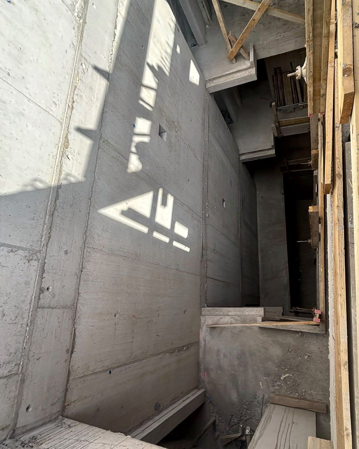 Blick in den Liftschacht mit Schalung
