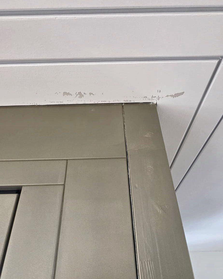 Abplatzungen an der Decke über dem Fensterrahmen