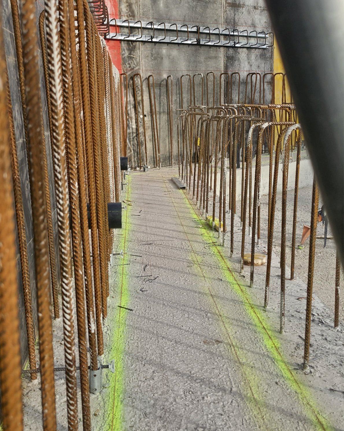 Anschlussbewehrung mit markierten Wandachsen