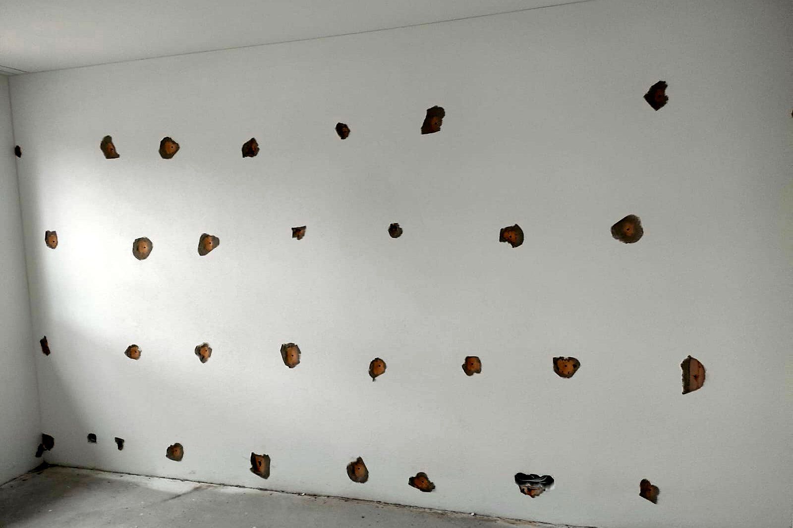 Ganze Wand mit Ausbrüchen in drei Reihen