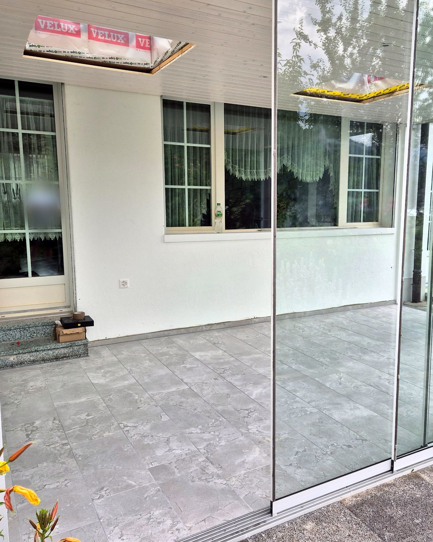 Wintergarten von aussen durch die Glasfront, Spiegelung unkenntlich gemacht