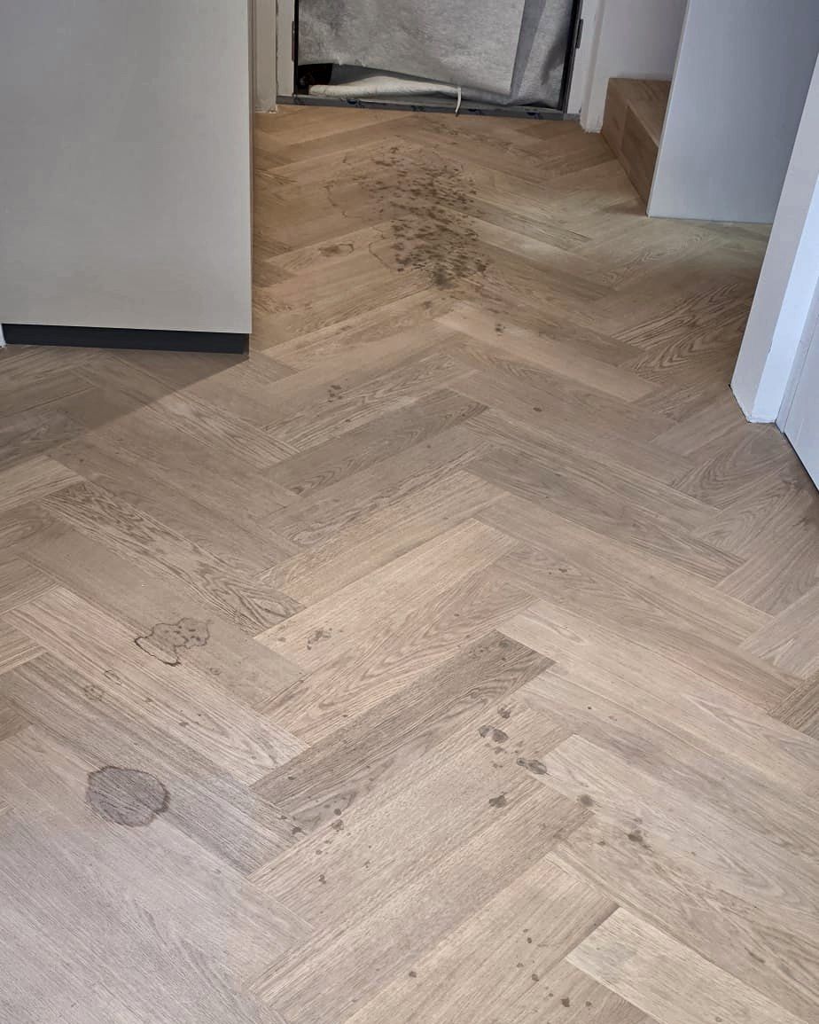Parkett mit verteilten Flecken bis zur Tür
