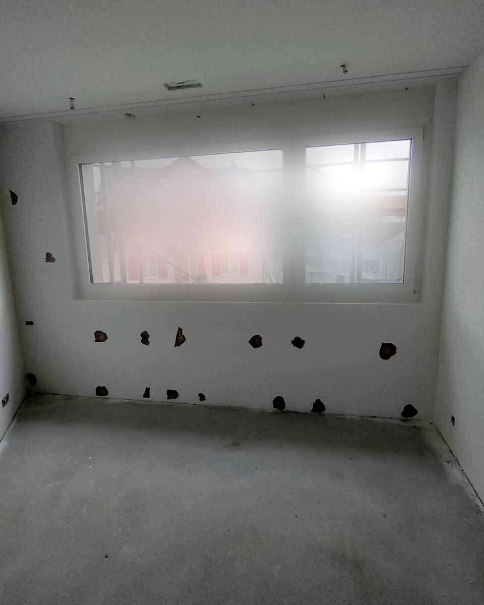 Ausbrüche rund um das Fenster, Ausblick unkenntlich gemacht