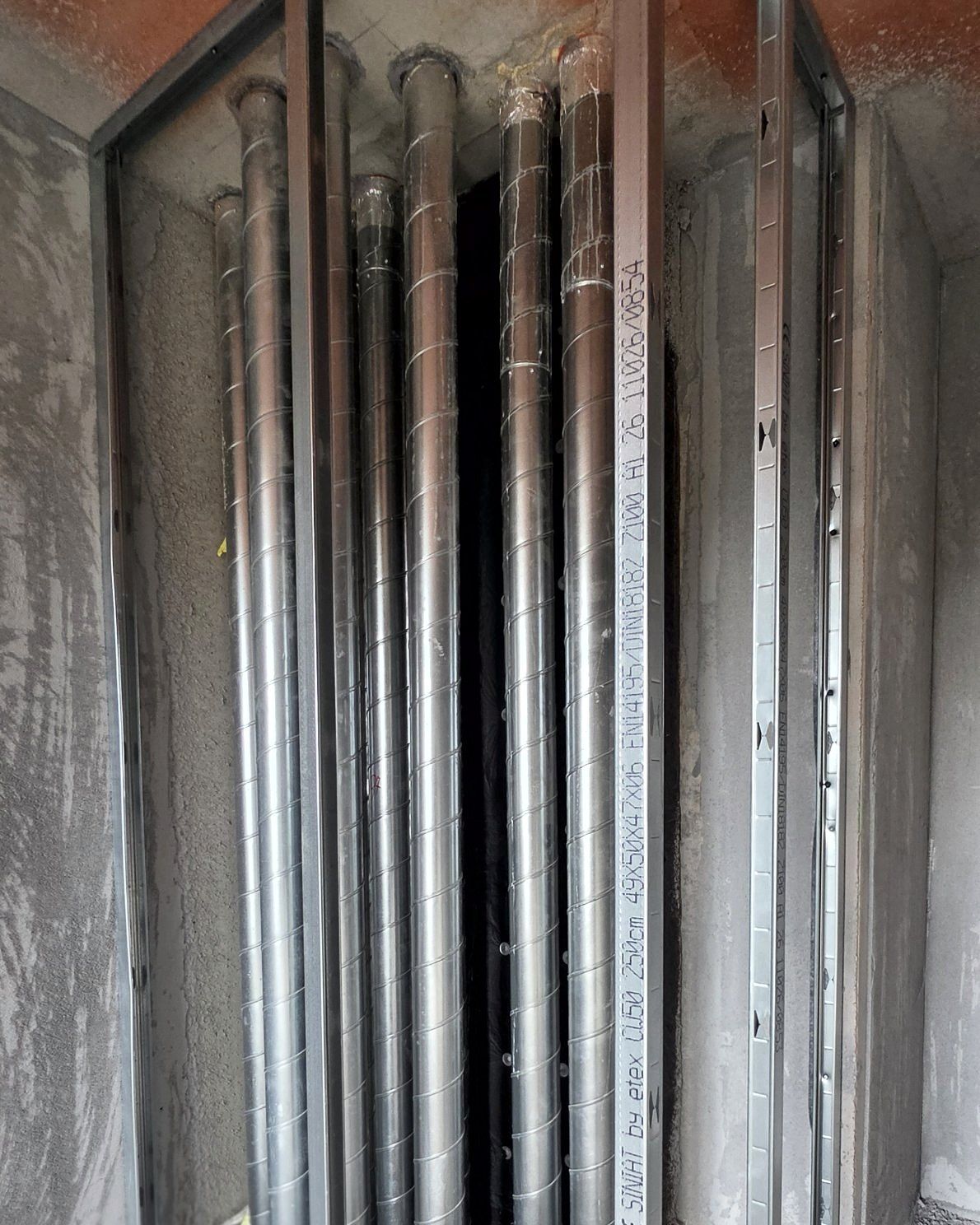 Lüftungsrohre in einer Steigzone mit Metallständerwerk