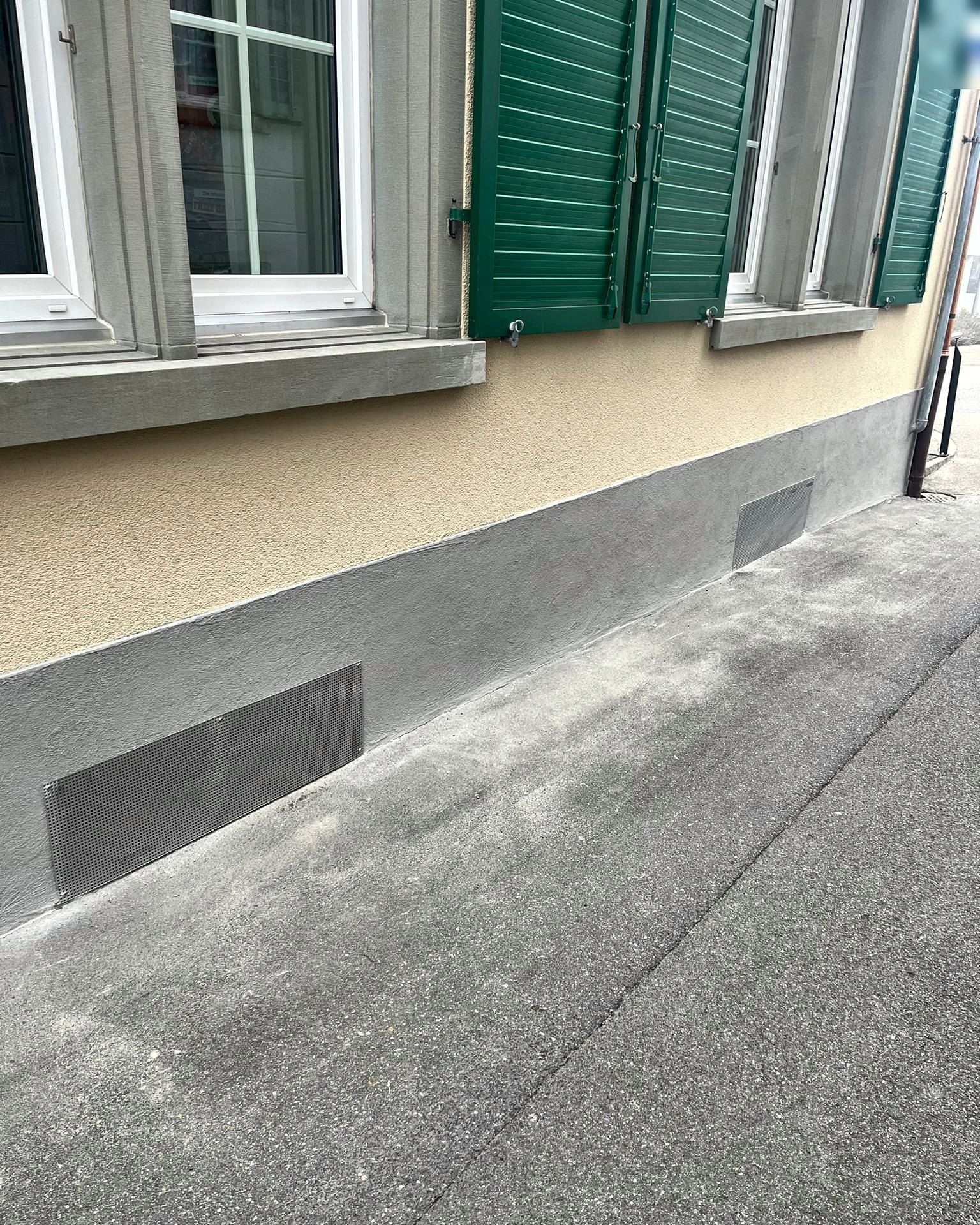 Neu verputzter Sockel mit Lüftungsgittern