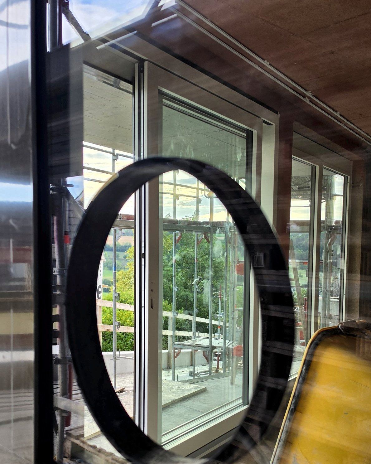 Blick durch ein montiertes Fenster auf die Schiebefenster gegenüber