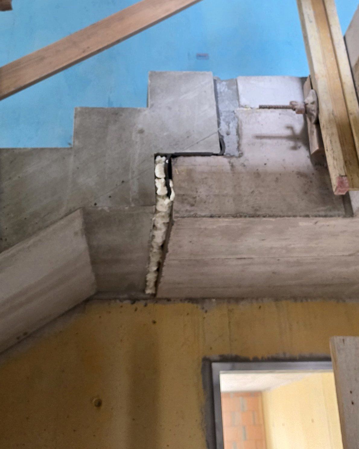 Fuge am Treppenauflager mit Montageschaum ausgefüllt