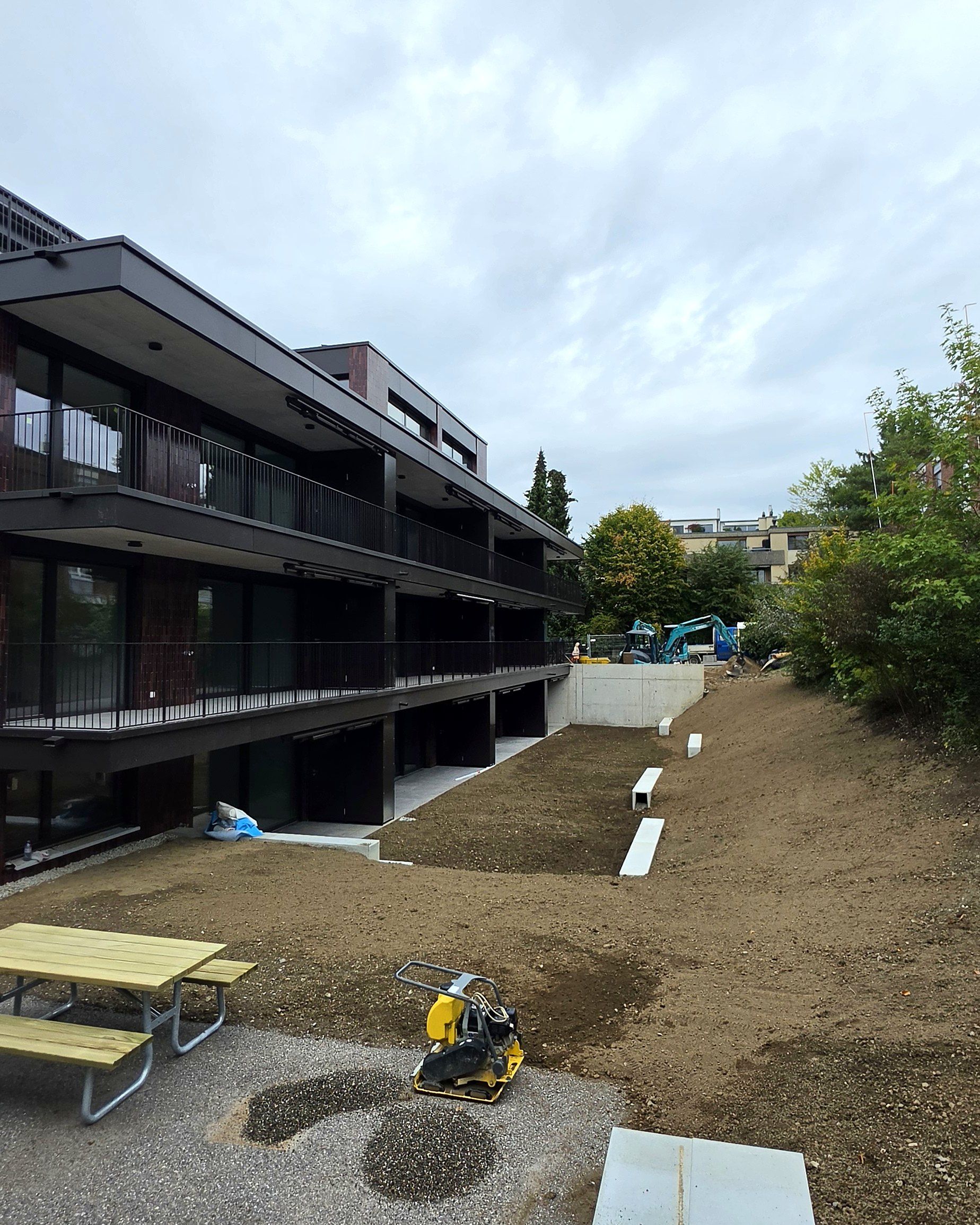Gartenseite mit Balkonen, Umgebung in Arbeit