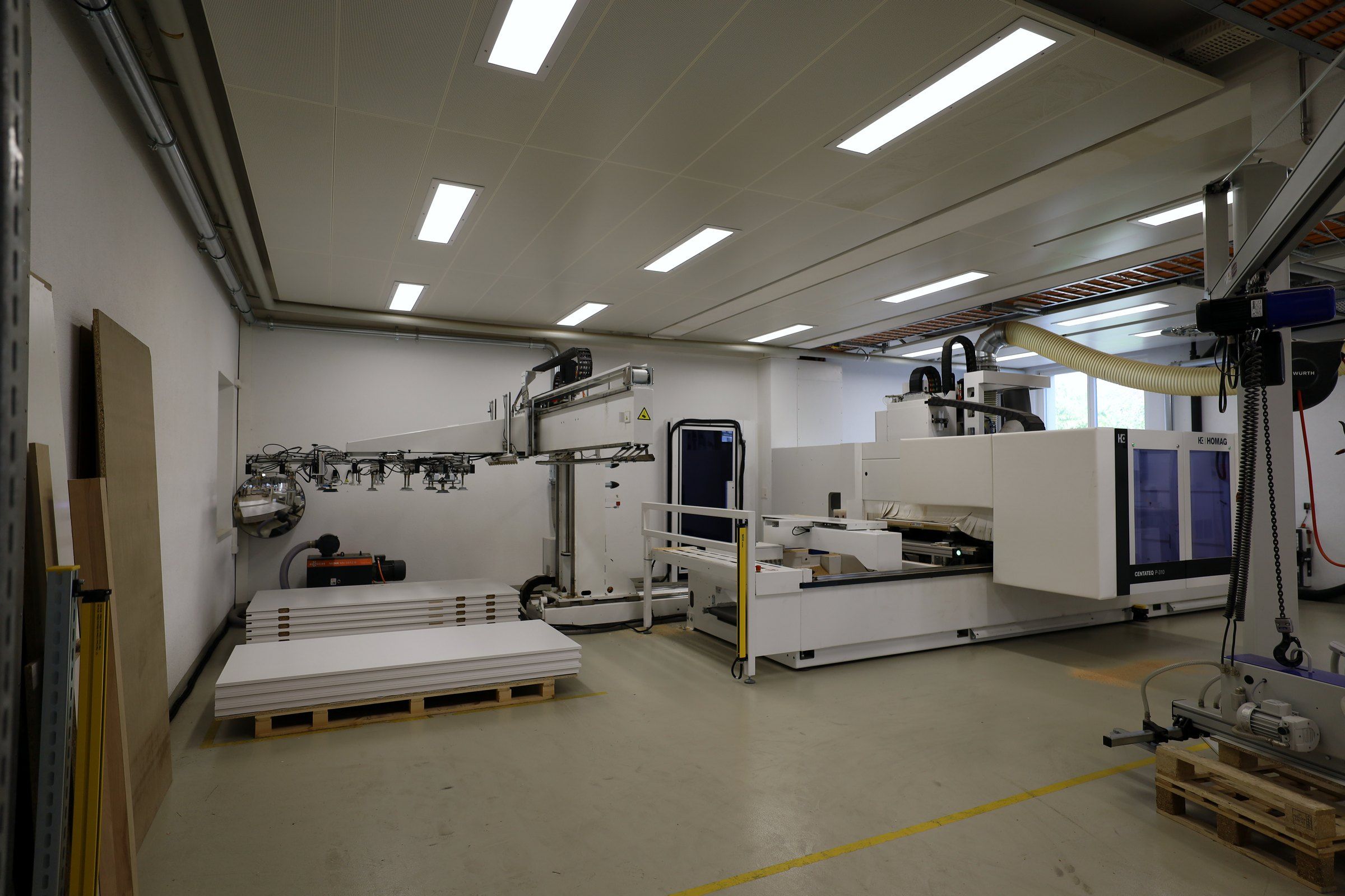 Halle mit CNC-Bearbeitungszentrum