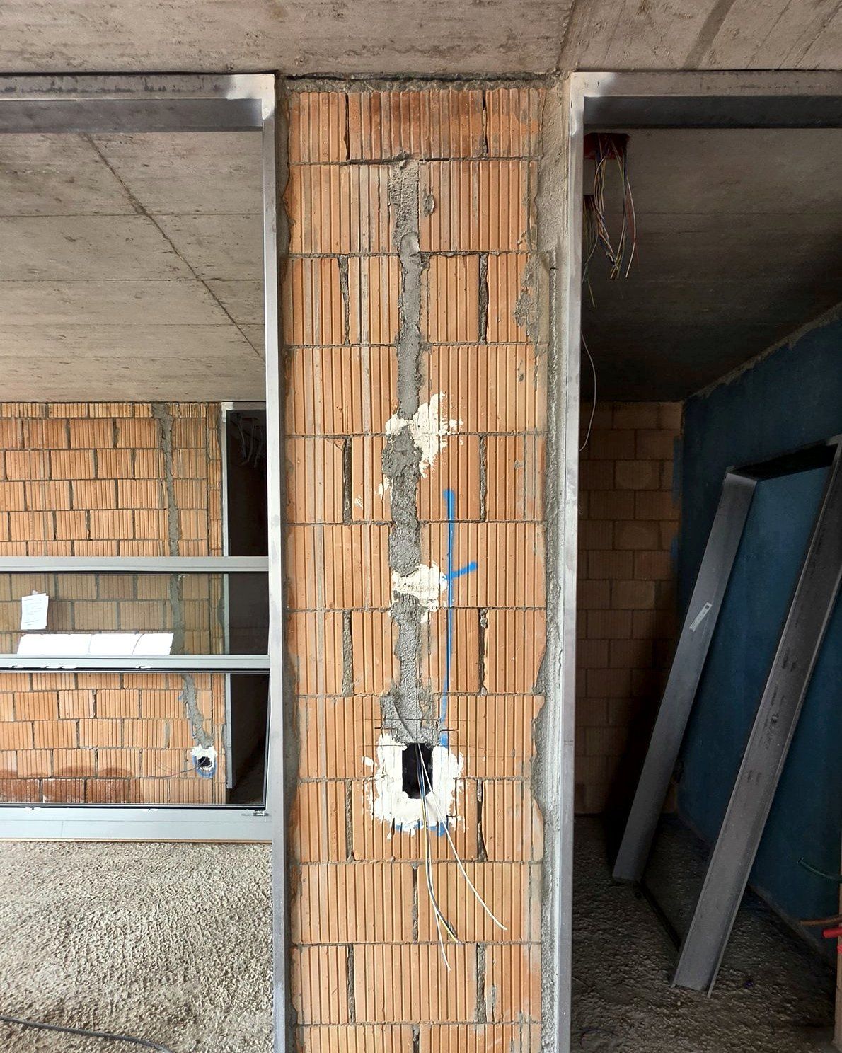Mauerwerkspfeiler mit Schlitz und Dose für Elektro