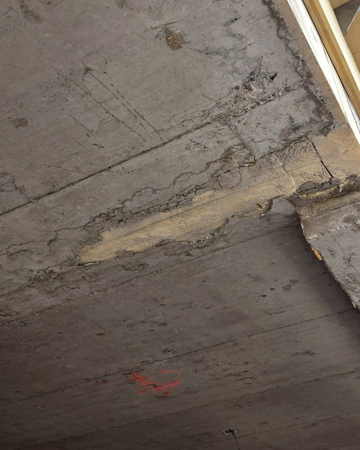 Betondecke mit Abplatzungen und Ausbesserungen