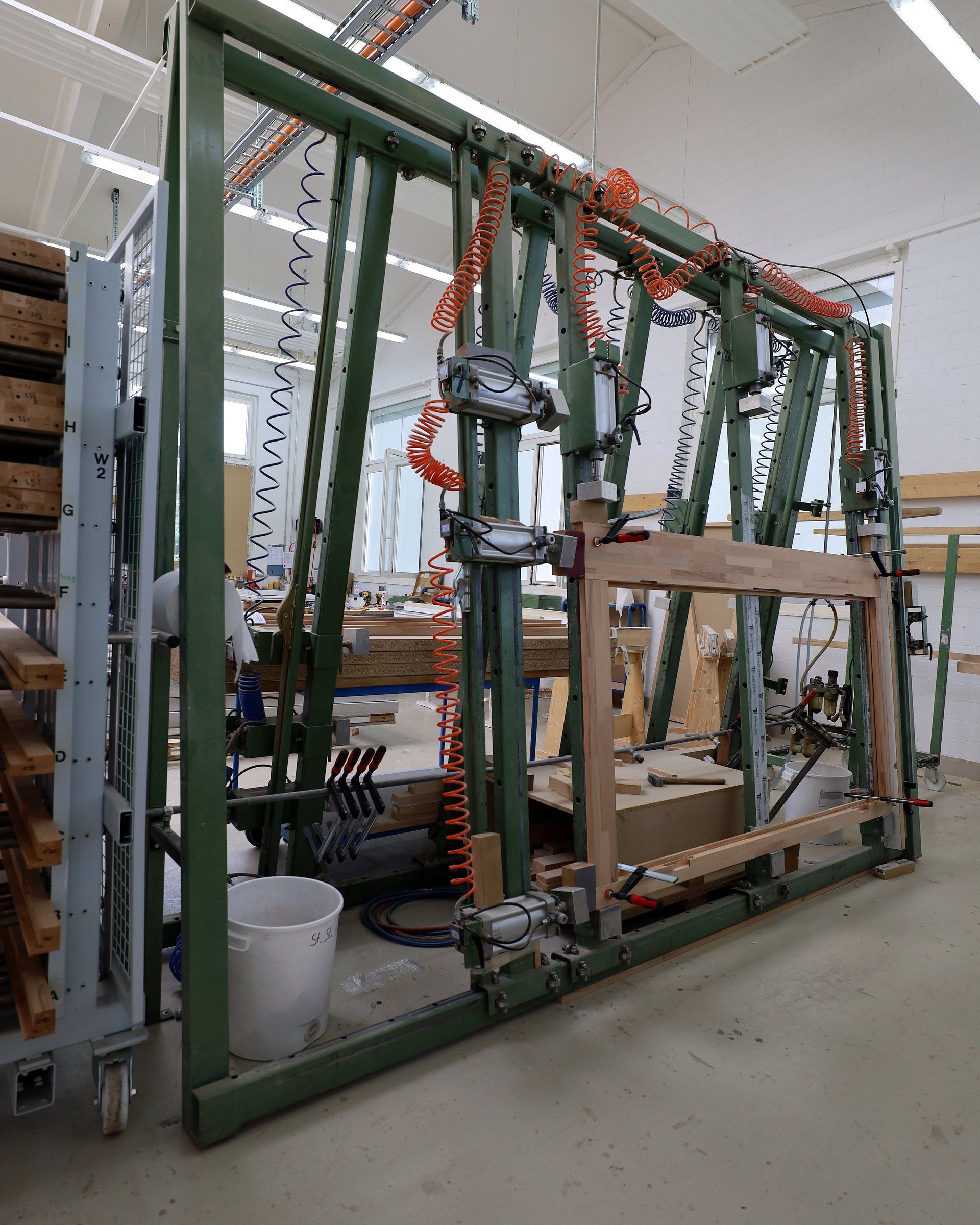 Rahmenpresse mit eingespanntem Holzrahmen