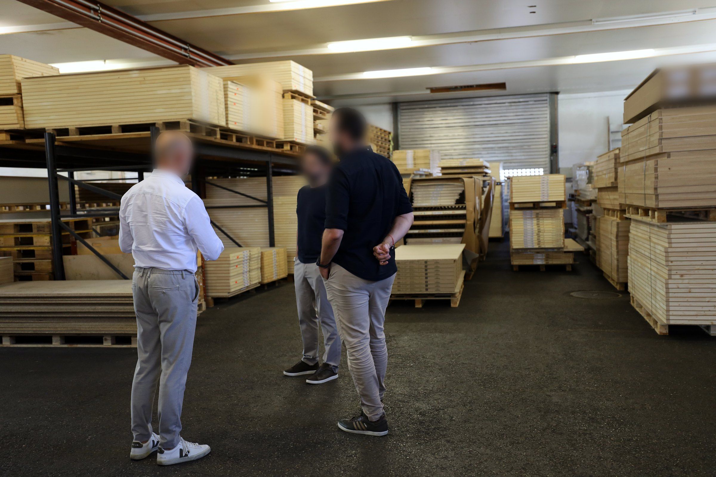 Rundgang im Plattenlager, Personen unkenntlich gemacht