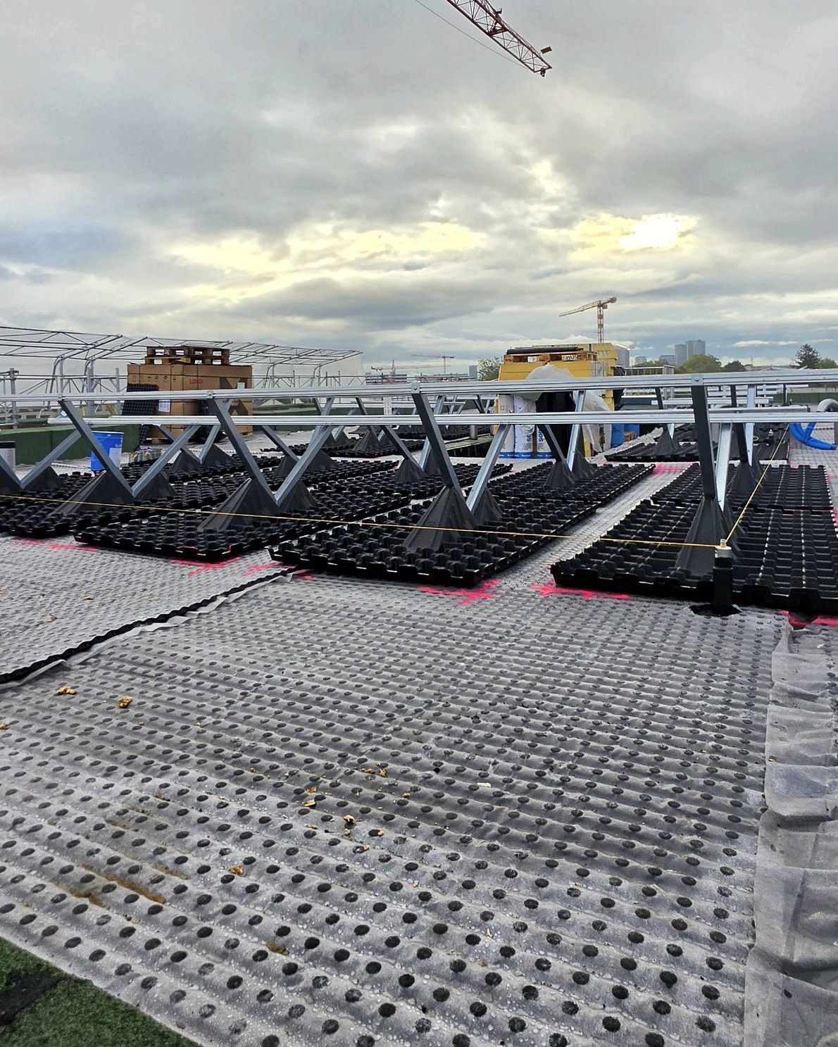 Flachdach mit Drainagematten, Unterkonstruktion für Solarmodule und Kran