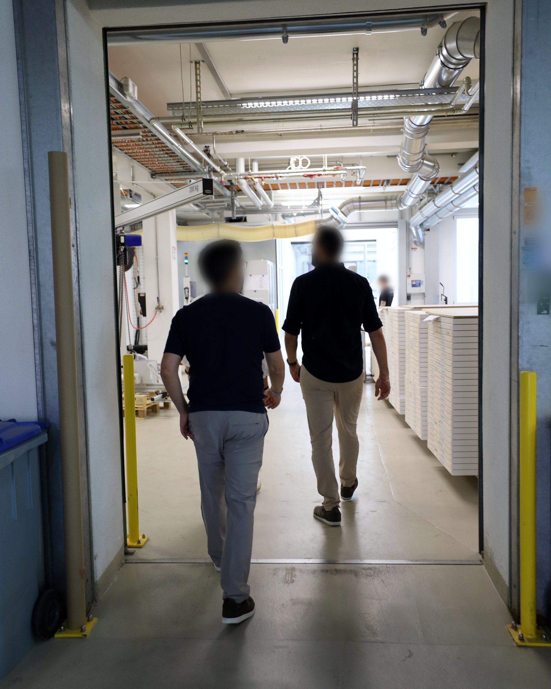 Weiter in die Produktion, Personen unkenntlich gemacht